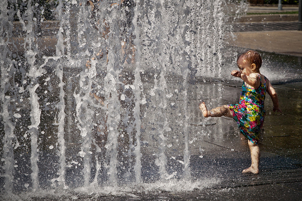 little girl and the fountain