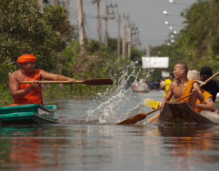 buddhist monks caught in bangkok flood