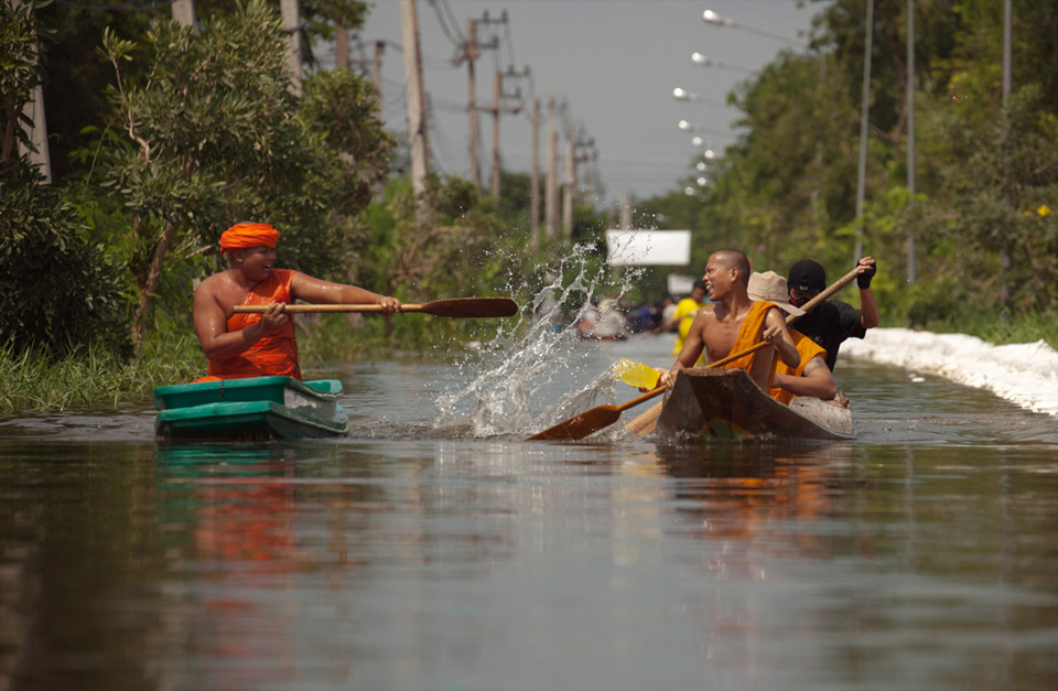 buddhist monks caught in bangkok flood