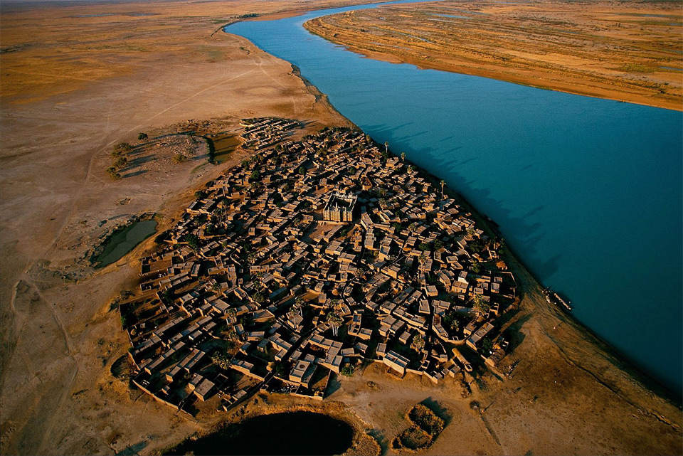 village on the bank of the niger river, mali