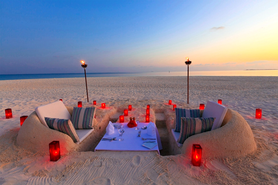 romantic beach dining
