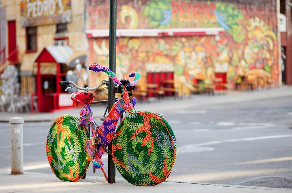 crochet bicycle – unusual street art