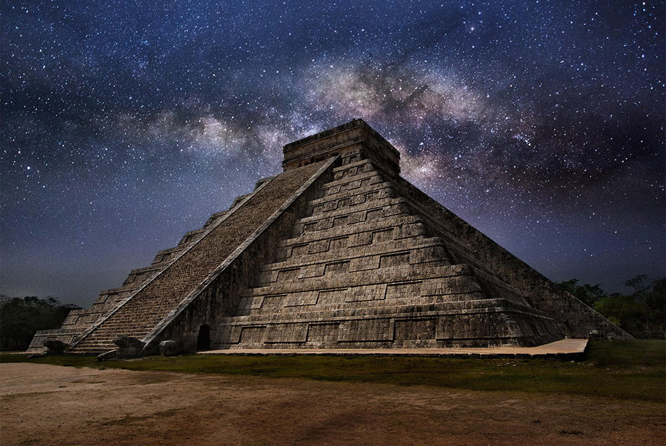 el castillo pyramid at night, mexico