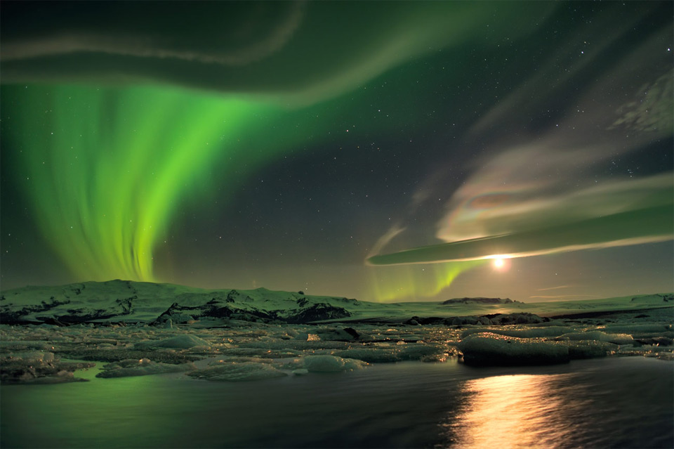 stunning northern lights in iceland