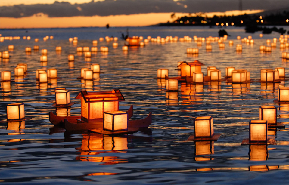 floating lantern ceremony, hawaii