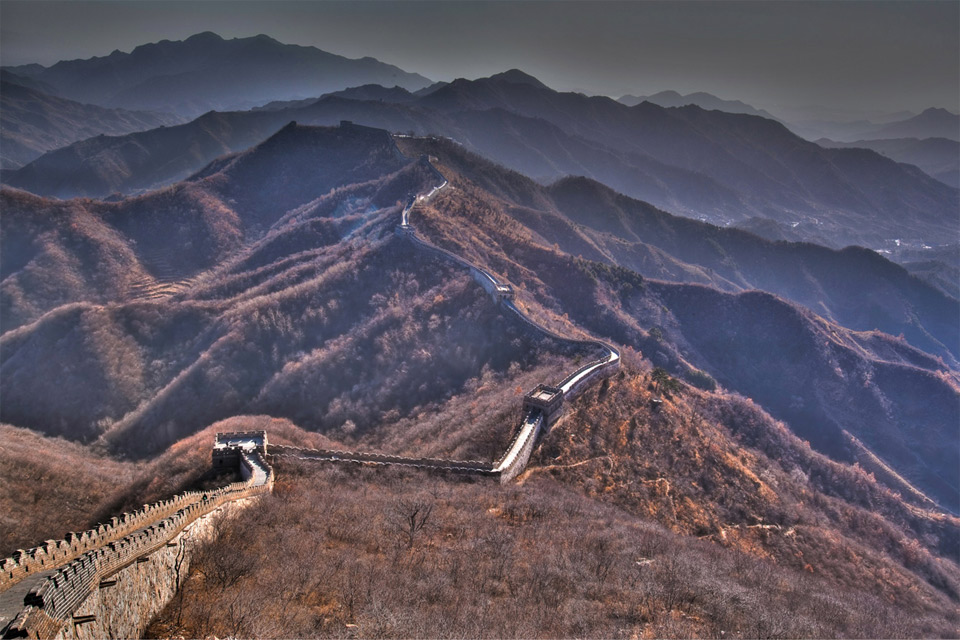 the great wall of china snakes through the mountains