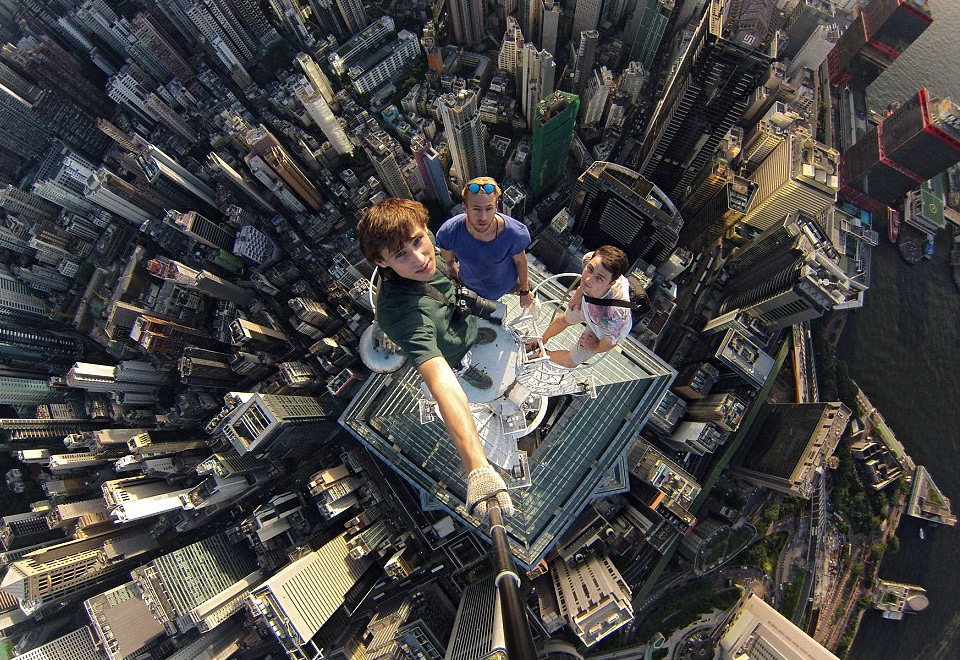 Crazy Selfie Taken on Hong Kong’s Skyscraper Roof