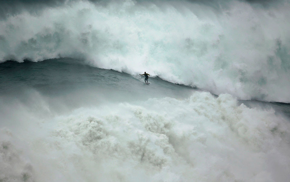 Riding Huge Wave, Portugal