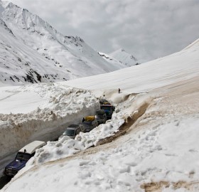 traffic in mountain pass in kashmir