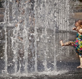little girl and the fountain