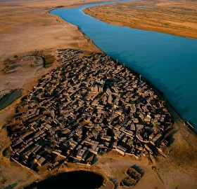 village on the bank of the niger river, mali