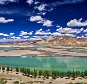 beautiful yarlung tsangpo river, tibet