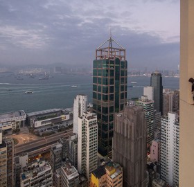 crazy russian guy rooftopping in hong kong