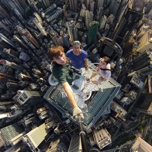 Crazy Selfie Taken on Hong Kong’s Skyscraper Roof