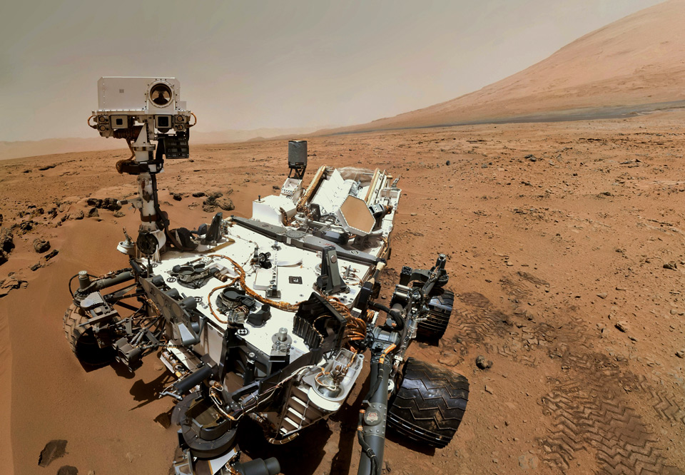 curiosity rover takes a selfie at planet mars