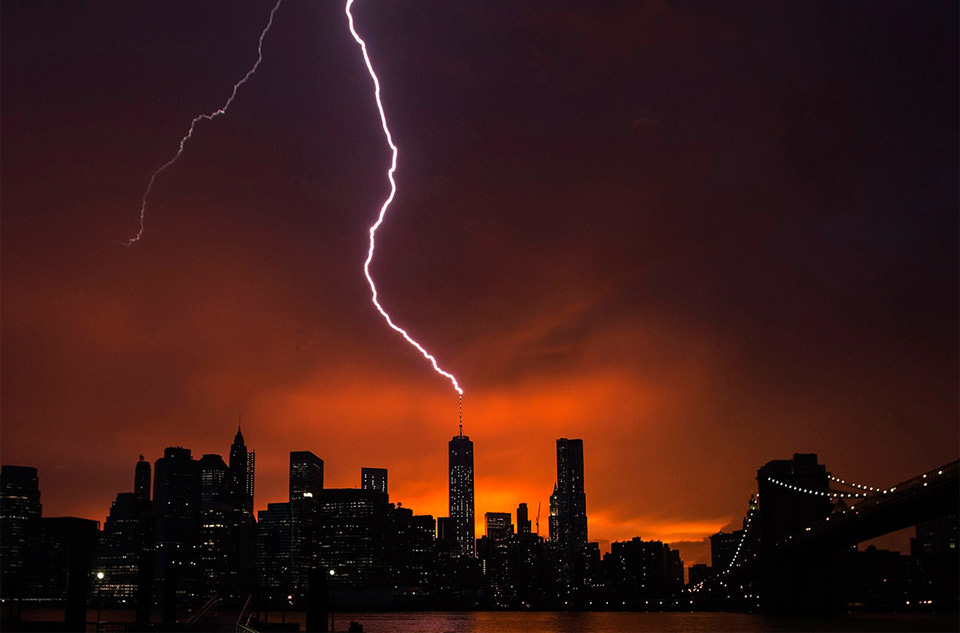 lightning strikes one world trade center, new york