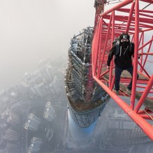 Fearless Climbing Shanghai Tower