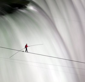 man crosses niagara falls on tightrope