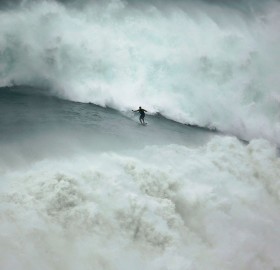 Riding Huge Wave, Portugal